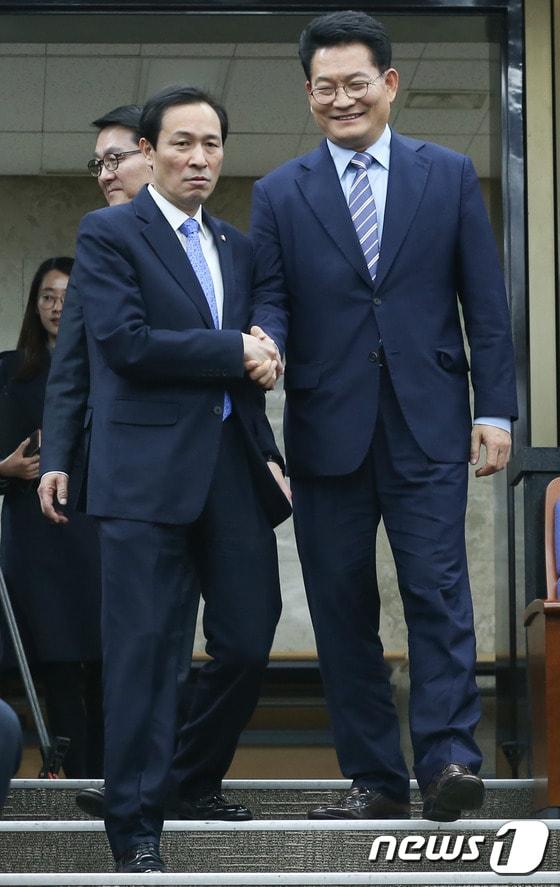 본문 이미지 - 더불어민주당내 586세력을 대표하는 송영길 대표(오른쪽)와 우상호 의원. 연세대 총학생 회장 출신(송영길 1984년, 우상호 1987년)으로 통일부 장관으로 있는 이인영 의원(고려대 총학생회장, 전대협 1기 의장)과 더불어 80년대 학생 운동권의 주축이었다. ⓒ News1 허경 기자