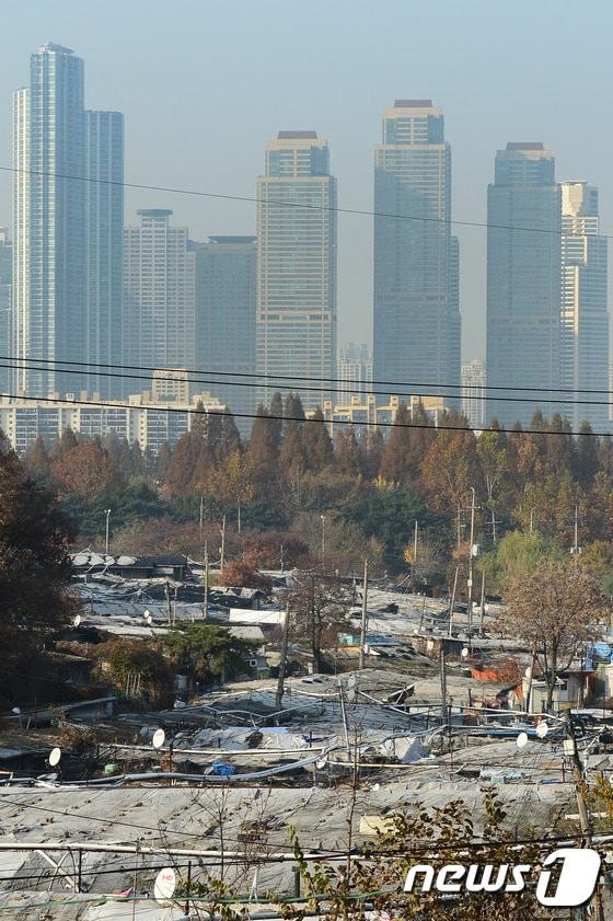 본문 이미지 - 서울 강남구 개포동 구룡마을 전경 2016.11.17/뉴스1 ⓒ News1 임세영 기자