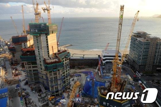 본문 이미지 - 17일 박근혜 대통령이 부산 해운대 엘시티 로비의혹 비리 수사를 지시했다. 이 사진은 엘시티 건설현장. 2016.11.17/뉴스1 ⓒ News1 여주연 기자