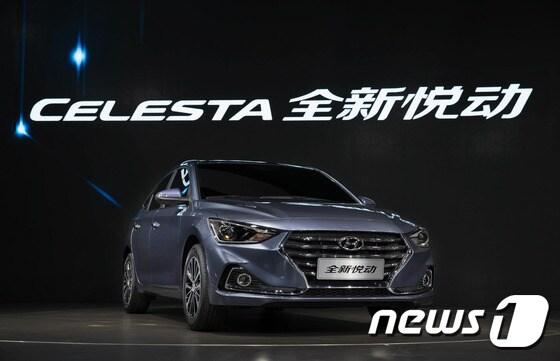 본문 이미지 - 현대차는 18일(현지시각) 중국 '광저우 수출입 전시관'에서 열린 '2016 광저우 국제모터쇼'에서 중국 전략 모델 '올뉴 위에동'을 최초로 공개했다.ⓒ News1