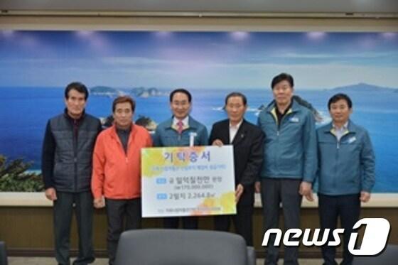 본문 이미지 - 경남 거제시립박물관 둔덕면유치위원회가 17일 거제시장실에서 권민호 시장에게 성금과 거제시 둔덕면 방하리 일원의 부지를 기탁했다.(거제시 제공)ⓒ News1