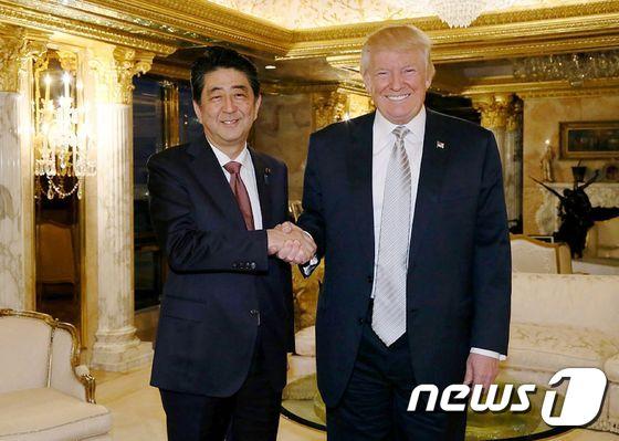 본문 이미지 - 아베 신조 일본 총리가 지난해 11월 17일 (현지시간) 뉴욕에서 도널드 트럼프 미국 대통령 당선자와 회담을 가진 뒤 악수를 하고 있다. ⓒ AFP=뉴스1 