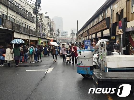 본문 이미지 - 이른 아침부터 사람들로 북적이는 츠키지 어시장ⓒ News1 윤슬빈 기자