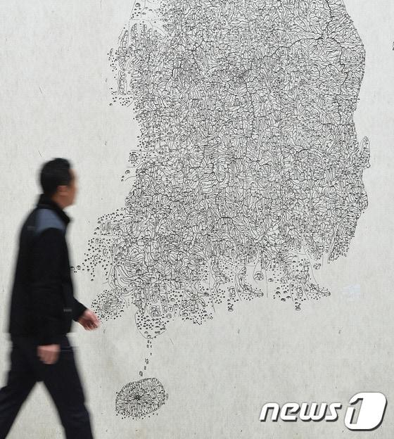 본문 이미지 - 정부가 구글이 요청한 국내 정밀지도 반출 요청에 대해 ‘불허’ 결정을 내린 18일 오후 경기도 수원시 영통구 국토지리정보원 내 지도박물관에서 한 관계자가 분주히 움직이고 있다.  2016.11.18/뉴스1 ⓒ News1 이재명 기자