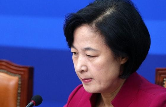 본문 이미지 - 2016년 11월 18일 당시 추미애 더불어민주당 대표가 서울 여의도 국회에서 열린 최고위원회에서 '박근혜 청와대가 계엄령도 준비하고 있다는 정보도 돈다"고 발언한 뒤 생각에 잠겨 있다. ⓒ News1