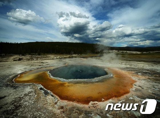 본문 이미지 - 옐로스톤에 있는 간헐온천 ⓒ AFP=뉴스1