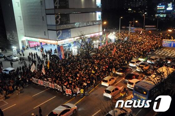본문 이미지 - '박근혜 퇴진 춘천 시국대회'가 열린 19일 시민들이 강원도 춘천시 석사동 로데오사거리에서 새누리당 김진태 국회의원 사무실 앞 까지 행진을 펼치고 있다. 2016.11.19/뉴스1 ⓒ News1 박하림 기자