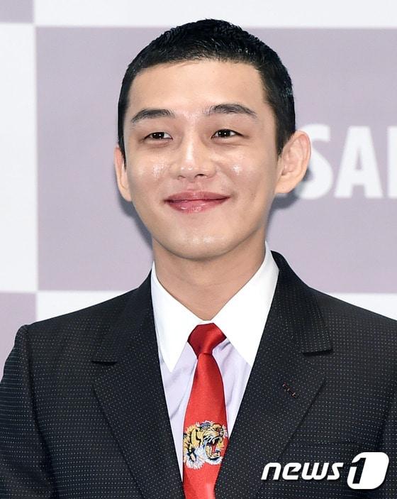 본문 이미지 - 배우 유아인이 2일 오후 서울 여의도cgv에서 열린 ‘청룡영화상’에 참석해 미소를 짓고 있다. ⓒ News1 권현진 기자