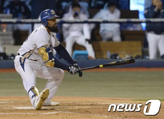 본문 이미지 - 2일 오후 경남 창원 마산야구장에서 열린 프로야구 2016 타이어뱅크 KBO리그 한국시리즈 4차전 두산 베어스와 NC 다이노스의 경기에서 NC 4회말 공격 선두타자 테임즈가 크게 배트를 휘두르고 있다. 2016.11.02/뉴스1 ⓒ News1 이동원 기자