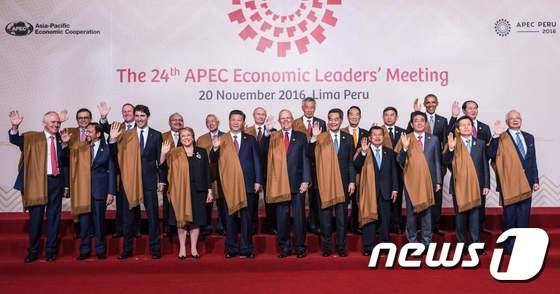 본문 이미지 - 2016 APEC 정상회의 회원국 지도자들이 20일(현지시간) 페루 리마에서 열린 본회의에서 단체 기념사진을 찍고 있다. 앞줄 왼쪽부터 맬컴 턴불 호주 총리, 하사날 볼키아 브루나이 술탄, 저스틴 트뤼도 캐나다 총리, 미첼 바첼레트 칠레 대통령, 시진핑 중국 국가주석, 페드로 파블로 쿠친스키 페루 대통령, 렁춘잉 홍콩 행정장관, 유수프 칼라 인도네시아 부통령, 아베 신조 일본 총리, 황교안 총리, 나집 라작 말레이시아 총리. 뒷줄 왼쪽부터 일데폰소 과하르도 멕시코 경제부 장관, 존 키 뉴질랜드 총리, 피터 오닐 파푸아뉴기니 총리, 페르펙토 야사이 필리핀 외무장관, 블라디미르 푸틴 러시아 대통령, 리셴룽 싱가포르 총리, 쑹추위 대만 APEC 특사, 쁘라진 준통 태국 부총리, 버락 오바마 미국 대통령, 쩐 다이 꽝 베트남 국가주석. ⓒ AFP=뉴스1