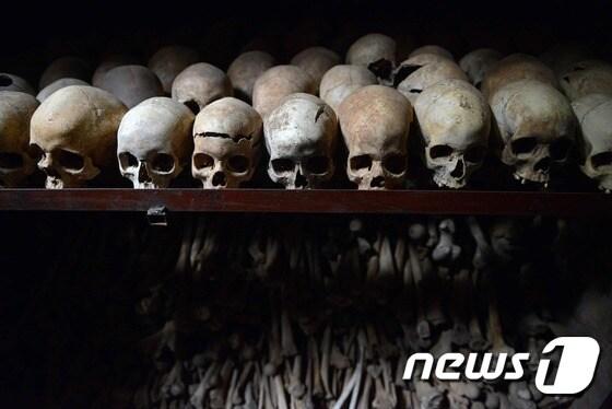 본문 이미지 - 1994년 르완다 대학살 당시 한 성당에서 발견된 수천 점의 유골들. (자료사진) ⓒ AFP=뉴스1