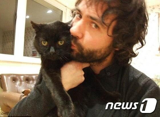 본문 이미지 - 고양이 '곰'과 주인 톰 콕스.(사진 톰 콕스 트위터)ⓒ News1