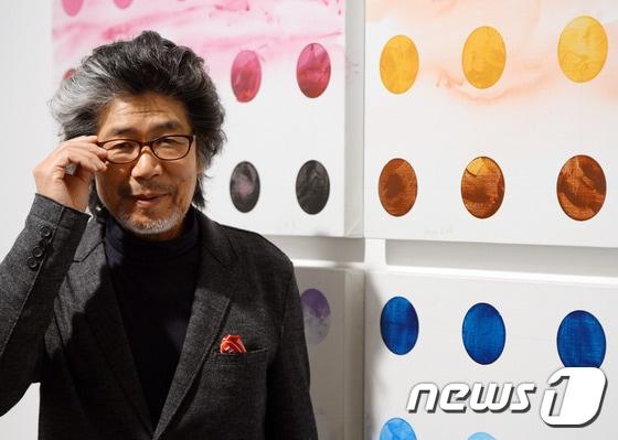 본문 이미지 - 22일 오전 서울 종로구 국제갤러리에서 작가 김용익이 자신의 작품 '얇게...더 얇게...’앞에서 포즈를 취하고 있다. 2016.11.22/뉴스1 ⓒ News1 이동원 기자