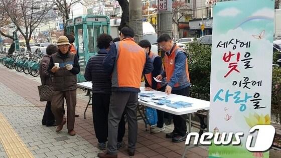 본문 이미지 - 박행규 한전 진해지사장(오른쪽)이 21일 진해 중앙시장 부근에서 지나가는 시민들을 대상으로 전기요금 복지할인 제도를 안내하는 홍보물을 배포하고 있다.(한국전력공사 진해지사 제공)ⓒ News1