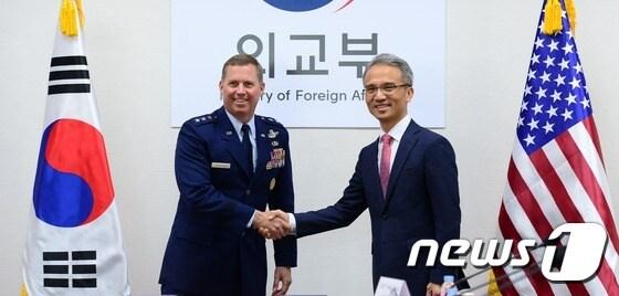 본문 이미지 - 여승배 외교부 북미국장(오른쪽)과 토머스 버거슨 주한미군 부사령관이 22일 오후 서울 종로구 외교부에서 열린 제197차 주한미군지위협정(SOFA) 합동위원회에서 악수를 나누고 있다.  2016.11.22/뉴스1 ⓒ News1 박지혜 기자