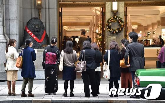 본문 이미지 - 일본 도쿄의 한 백화점 앞에 서 있는 시민들(자료사진). ⓒ AFP=뉴스1