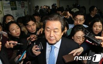 본문 이미지 - 김무성 새누리당 전 대표가 23일 서울 여의도 국회 의원회관에서 기자간담회를 열고 대권 불출마를 선언한 뒤 기자들의 질문세례를 받고 있다. 2016.11.23/뉴스1 ⓒ News1 허경 기자