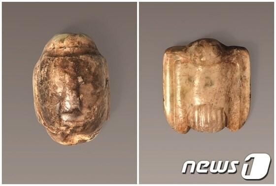 본문 이미지 - B.C. 5000~4000년전 신석기시대 홍산문화 옥인수패(왼쪽)와 옥응패. 각각 사람의 얼굴 모양과 매의 모양이 정교하게 새겨져 있다.   (학고재갤러리 제공) ⓒ News1