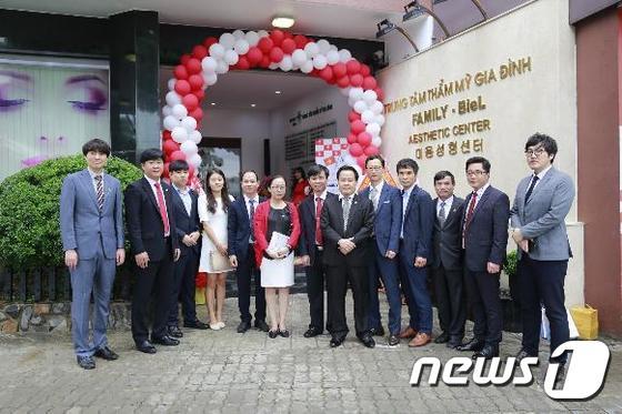 본문 이미지 - 최근 베트남 다낭에 개원한 패밀리-비엘성형피부센터. 비엘성형외과피부과의원의 현지 합작병원은 대구지역 병원의 여섯번째 해외 진출 사례다./사진제공=대구시ⓒ News1