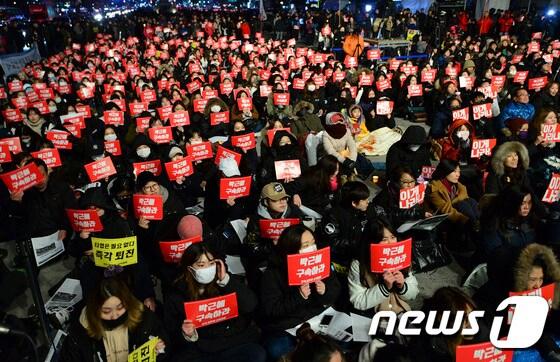 본문 이미지 - 25일 오후 서울 광화문광장에서 대학생 총궐기 문화제가 열리고 있다. 이날 문화제에는 동매휴업을 한 숙명여대와 부분휴업을 한 동국대와 성공회대 등이 참석했다. 2016.11.25/뉴스1 ⓒ News1 신웅수 기자