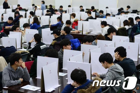 본문 이미지 - 26일 오후 서울 성북구 안암동 고려대학교에서 열린 2017학년도 수시모집 일반전형 논술고사에서 수험생들이 고사를 준비하고 있다. 2016.11.26/뉴스1 ⓒ News1 임세영 기자