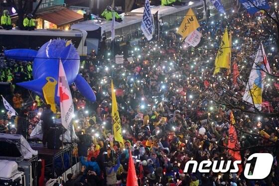 본문 이미지 - 26일 오후 서울 종로구 청운동주민센터 앞 거리에 '청와대 인간띠 잇기' 행진에 참가한 시민들이 촛불을 들고 운집해 있다. 1500여개 시민사회단체가 연대한 '박근혜정권퇴진 비상국민행동(퇴진행동)'은 서울 세종로 사거리에서 4개 경로로 청와대와 200m 떨어진 청운동 주민센터까지 1차 행진을 시작으로 5차 집회에 들어간다. 2016.11.26/뉴스1 ⓒ News1 민경석 기자