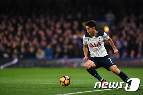 본문 이미지 - 손흥민이 27일(한국시간) 영국 런던의 스탬포드 브릿지에서 열린 첼시와의 2016-17 잉글랜드 프리미어리그 13라운드에서 드리블을 하고 있다. ⓒ AFP=News1