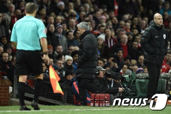 본문 이미지 - 맨체스터 유나이티드의 주제 무리뉴 감독이 28일(한국시간) 영국 맨체스터의 올드 트래포드에서 열린 웨스트 햄과의 2016-17 잉글랜드 프리미어리그 13라운드에서 퇴장 당하고 있다. ⓒ AFP=News1
