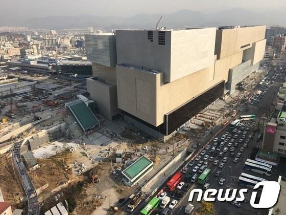 본문 이미지 - 오는 15일쯤 개점할 예정인 신세계백화점과 올 연말 준공할 것으로 예상되는 국내 최대 규모의 동대구역복합환승센터/사진제공=대구시ⓒ News1