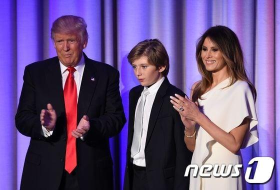 본문 이미지 - (왼쪽부터) 도널드 트럼프 미국 대통령 당선인과 아들 배런, 부인 멜라니아.  ⓒ AFP=뉴스1
