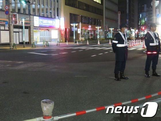 본문 이미지 - 지난 8일 거대 싱크 홀이 발생했던 일본 후쿠오카시 JR하카타역 인근 도로에서 26일 오전 지반 침하 현상이 발생해 경찰들이 주변 도로를 통제하고 있다. ⓒ AFP=뉴스1