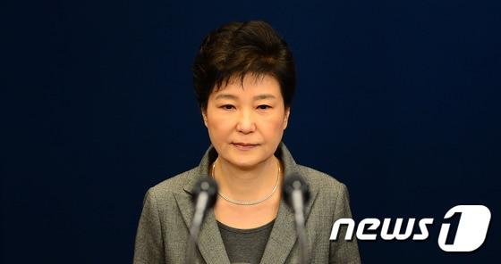 본문 이미지 - 박근혜 대통령이 대국민담화 발표를 위해 29일 오후 청와대 춘추관으로 들어서고 있다. 2016.11.29/뉴스1 ⓒ News1 이광호 기자