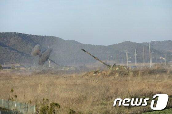 본문 이미지 - 사격훈련 중인 K-9 자주포(자료사진) 2016.11.29/뉴스1