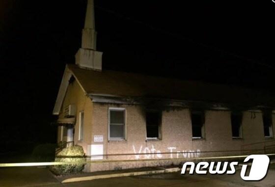 본문 이미지 - 방화 추정 화재로 검게 탄 미시시피 호프웰 침례교회. (사진출처=허핑턴포스트)ⓒ 뉴스1