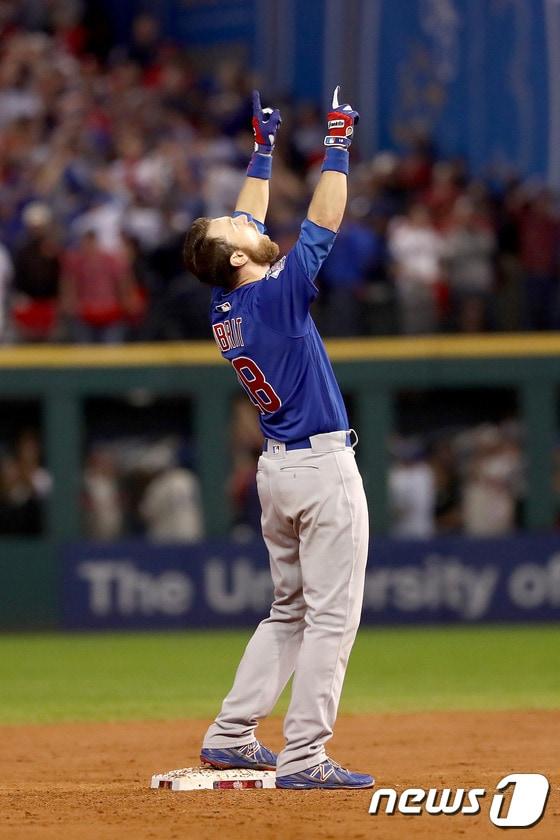 본문 이미지 - 시카고 컵스의 벤 조브리스트가 3일(한국시간) 열린 2016 메이저리그 월드시리즈 7차전 클리블랜드 인디언스와의 경기에서 연장 10회초 결승 1타점 2루타를 친 뒤 기뻐하고 있다. 2016.11.3/AFP=뉴스1 ⓒ News1