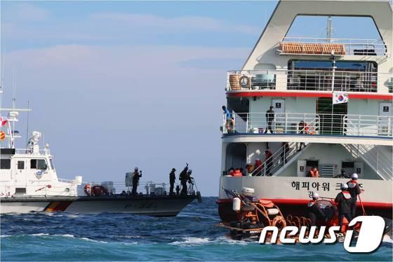 본문 이미지 - 강원 강릉 주문진 앞바다 유람선 인명구조훈련 자료사진. .(뉴스1 DB)