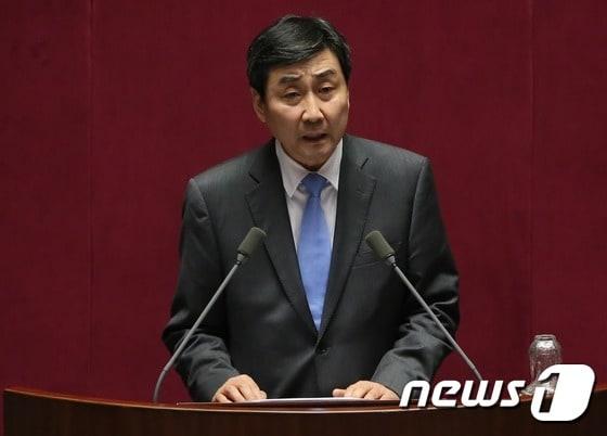 본문 이미지 - 이종걸 더불어민주당 의원이 3일 국회 본회의장에서 자유발언을 하고 있다. 2016.11.3/뉴스1 ⓒ News1 송원영 기자