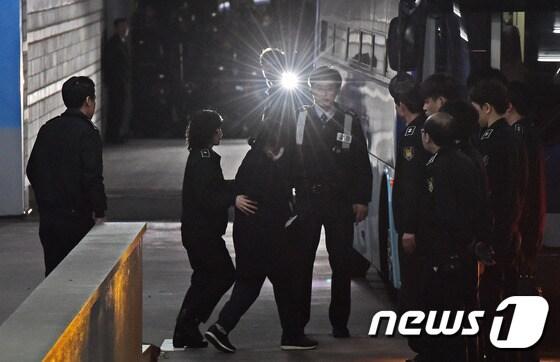 본문 이미지 - 최순실씨가 3일 서울 서초동 중앙지법에서 열린 구속 전 피의자심문(영장실질심사)을 마친 후 이동하고 있다. 2016.11.3/뉴스1 ⓒ News1 유승관 기자