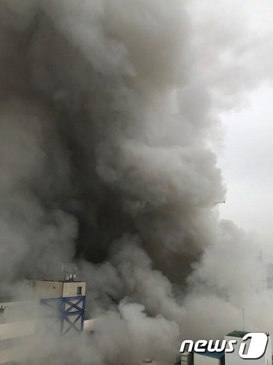 본문 이미지 - 30일 오전 2시8분쯤 대구 중구 서문시장 4지구에서 화재가 발생해 소방관 400명과 소방차 등 장비 97대를 동원해 화재를 진압 중이다. 소방당국에 따르면 현재 인명피해는 없으며 839개의 점포 중 500여개 이상이 피해를 입은 것으로 알려졌다. ⓒ News1 이종현 기자