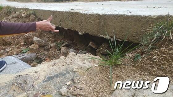 본문 이미지 - 무주군 산림조합이 시공한 임도의 콘크리트 밑 토사가 유실됐다.2016.11.4/뉴스1ⓒ News1