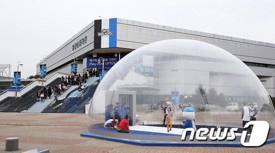 본문 이미지 - 현대캐피탈 홈구장인 천안유관순체육관 앞에 신설된 스카이돔에서 팬들이 배구 체험을 하고 있다. (현대캐피탈 배구단 제공). ⓒ News1