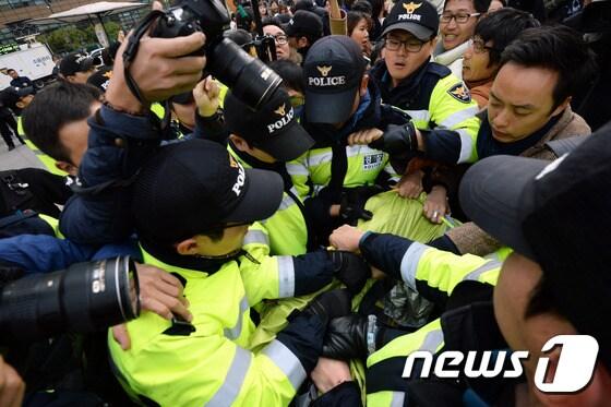 본문 이미지 - 문화예술인들이 4일 오후 서울 광화문 광장에서 시국선언을 하고 텐트촌 농성을 벌이려 하자 이를 저지하려는 경찰과 몸싸움을 벌이고 있다. 2016.11.4/뉴스1 ⓒ News1 최현규 기자