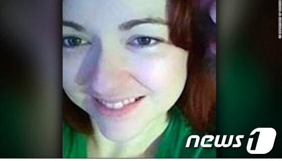 본문 이미지 - 미국 사우스캐롤라이나 주에서 약 2달 간 철제 컨테이너 안에 쇠사슬로 묶여 감금된 칼라 브라운(30). (출처 : 미국 국방부·CNN) ⓒ News1