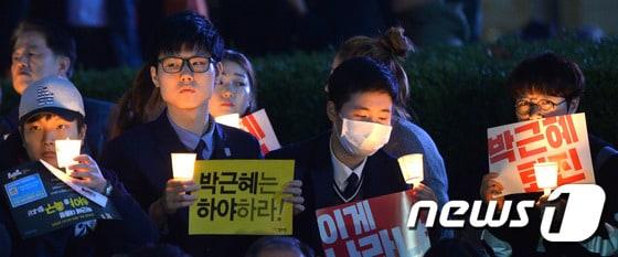 본문 이미지 - 지난해 열린 박근혜 전 대통령 탄핵 요구 촛불집회에  교복을 입고 참여한 학생들. /뉴스1 ⓒ News1 DB