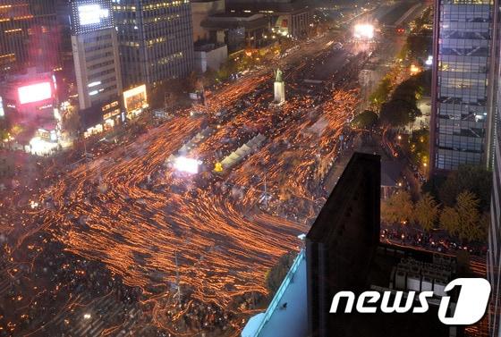 본문 이미지 - 지난 5일 오후 서울 광화문광장에서 최순실 비선 실세 의혹 진상규명과 박근혜 대통령 퇴진을 촉구하는 '#내려와라 박근혜 2차 범국민행동' 문화제에 참석한 시민들이 촛불을 들고 행진을 하고 있다. 2016.11.5/뉴스1 ⓒ News1 박세연 기자