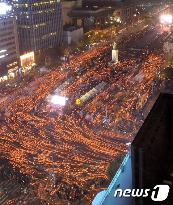 본문 이미지 - 5일 오후 서울 광화문광장에서 최순실 비선 실세 의혹 진상규명과 박근혜 대통령 퇴진을 촉구하는 '#내려와라 박근혜 2차 범국민행동' 문화제에 참석한 시민들이 촛불을 들고 행진을 하고 있다. 2016.11.5/뉴스1 ⓒ News1 박세연 기자