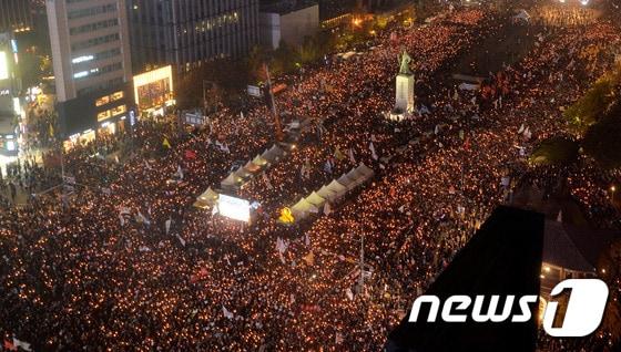 본문 이미지 - 지난 5일 오후 서울 광화문광장에서 최순실 비선 실세 의혹 진상규명과 박근혜 대통령 퇴진을 촉구하는 '#내려와라 박근혜 2차 범국민행동' 문화제에 참석한 시민들이 촛불을 들고 있다. 2016.11.5/뉴스1 ⓒ News1 박세연 기자