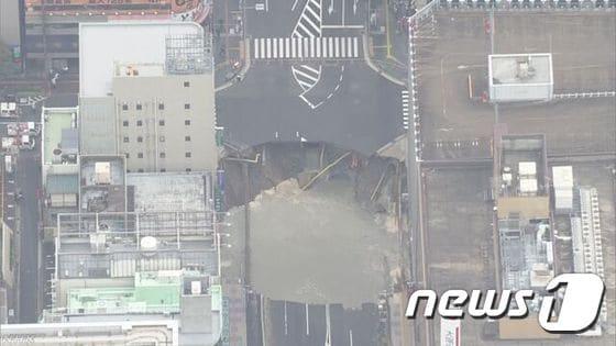 본문 이미지 - 일본 후쿠오카시 하카타구의 지하철역 인근에서 8일 오전 5개 차선을 가로지는 거대 '싱크 홀'(땅 꺼짐)이 발생했다. (NHK 캡처) ⓒ News1