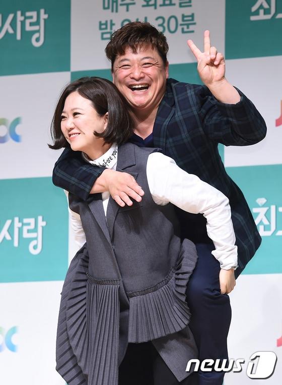 본문 이미지 - JTBC ‘님과 함께 시즌2-최고(高)의 사랑’에 출연한 김숙(왼쪽)과 윤정수. 두 사람은 가상 부부로 출연하며 많은 인기를 얻었다. ⓒ News1