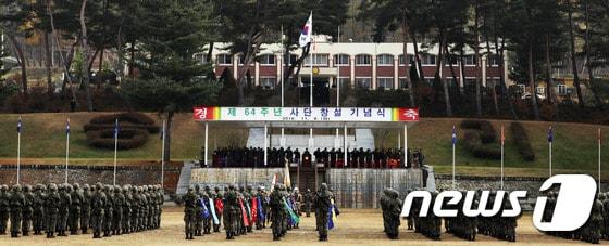 본문 이미지 - 강원도 화천 주둔 육군 15보병사단은 8일 사단 연병장에서 창설 64주년 기념행사를 진행하고 있다.(15사단제공)2016.11.8/뉴스1 ⓒ News1 홍성우 기자